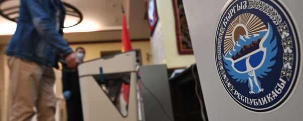 Москвадагы шайлоо участогунда добуш берип жаткан жарандар. Архив - Sputnik Кыргызстан