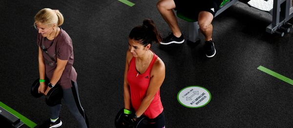 Фитнес клубда машыккан кишилер. Архив - Sputnik Кыргызстан