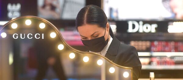 Парфюмерия дүкөнүндө иштеген аял. Архив - Sputnik Кыргызстан