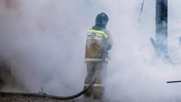 Сотрудник МЧС КР во время тушения пожара в Бишкеке. Архивное фото - Sputnik Кыргызстан