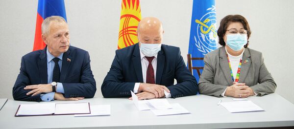 Кыргыз Республикасынын саламаттыкты сактоо министринин орун басары Мадамин Каратаев, ДССУнун Кыргызстандагы өкүлү Назира Артыкова жана Россия Федерациясынын элчилигинин кеңешчиси Вадим Гусев - Sputnik Кыргызстан