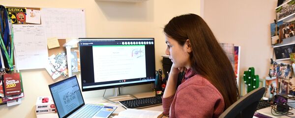 Студентка на дистанционном обучении. Архивное фото - Sputnik Кыргызстан