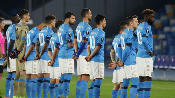 Игроки итальянского футбольного клуба Наполи в футболках с фамилией Диего Марадоны на матче с хорватской Риеки  - Sputnik Кыргызстан