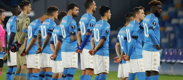 Игроки итальянского футбольного клуба Наполи в футболках с фамилией Диего Марадоны на матче с хорватской Риеки  - Sputnik Кыргызстан