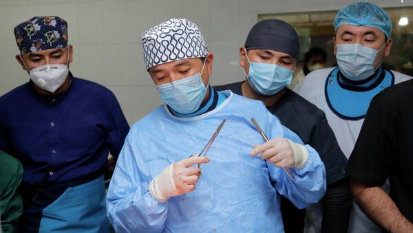 Кыргызстанда Ош облустар аралык биргелешкен клиникалык ооруканасында биринчи ирет TAVI (аорталык клапандын имплантациясы) технологиясын колдонуу менен жүрөккө операция жасалды - Sputnik Кыргызстан