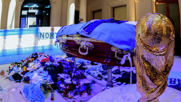 Гроб с телом легенды аргентинского футбола Диего Марадоны во время его поминки в часовне президентского дворца Casa Rosada в Буэнос-Айресе. 26 ноября 2020 года - Sputnik Кыргызстан