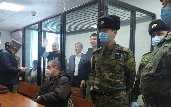 Бывший президент Алмазбек Атамбаев доставлен на заседание в Первомайский районный суд Бишкека - Sputnik Кыргызстан