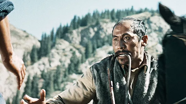 Сүймөнкул Чокморов режиссер Болот Шамшиевдин Ысык-Көлдүн кызгалдактары тасмасында - Sputnik Кыргызстан