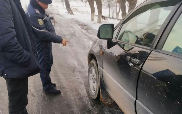 Автоинспекторы на стационарном посту Арал проверяют, чтобы по трассе не курсировали фуры, перевозящие крупные и опасные грузы - Sputnik Кыргызстан
