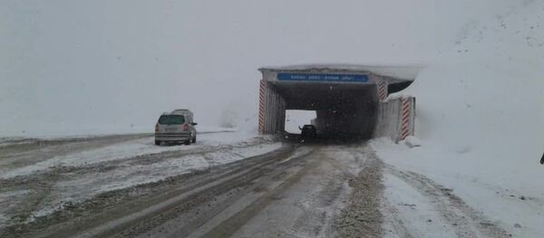 Ситуация на трассе трассе Бишкек — Ош из-за сильного снегопада на перевале Ала-Бель - Sputnik Кыргызстан
