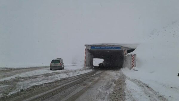 Ситуация на трассе трассе Бишкек — Ош из-за сильного снегопада на перевале Ала-Бель - Sputnik Кыргызстан