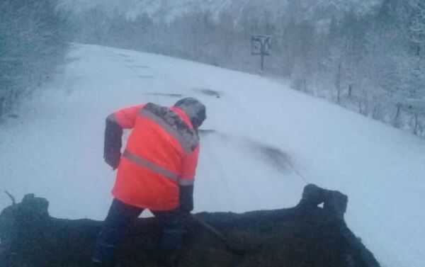 Такие меры приняты из-за ухудшения погоды и снегопада на перевале Ала-Бель - Sputnik Кыргызстан