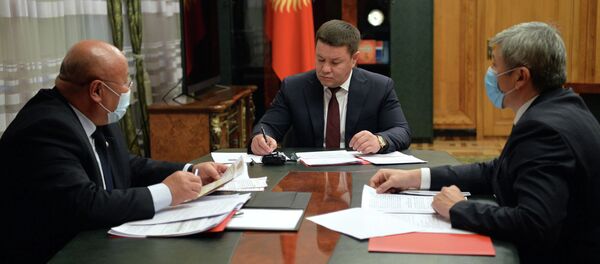 Президенттин милдетин аткаруучу, Жогорку Кеңештин төрагасы Талант Мамытов өлкөнүн Коопсуздук кеңешинин катчысы Рыскелди Мусаевди жана вице-премьер Максат Мамыткановду кабыл алды - Sputnik Кыргызстан