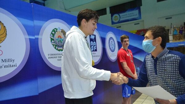 Кыргызстанские пловцы завоевали три золотые медали и одно серебро на международных соревнования на Кубок Узбекистана - Sputnik Кыргызстан