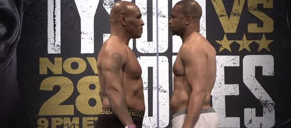 Майк Тайсон менен Рой Жонстун көз караштар таймашынын видеосу - Sputnik Кыргызстан