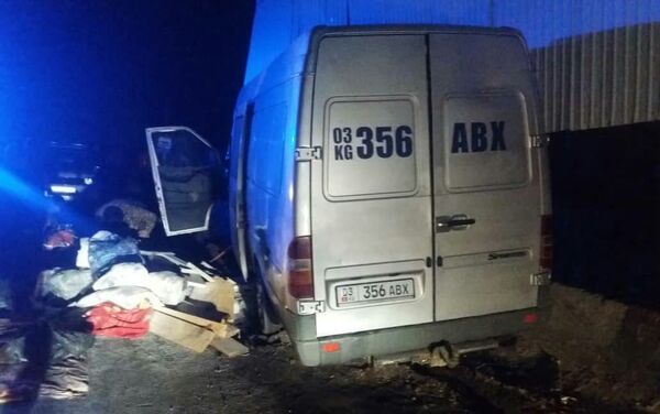 В машине ехали шесть пассажиров от 39 до 59 лет. Госпитализированы все, кроме водителя. - Sputnik Кыргызстан