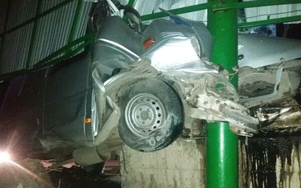 Бишкек – Ош жолунун 662-чакырымында Mersedes Benz Sprinter үлгүсүндөгү унаа жол четиндеги тосмону сүзүп, алты киши жабыркады - Sputnik Кыргызстан