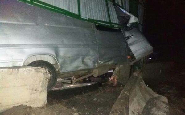 Авария произошла минувшей ночью на 662-м километре дороги, в районе села Медресе Кара-Сууйского района - Sputnik Кыргызстан