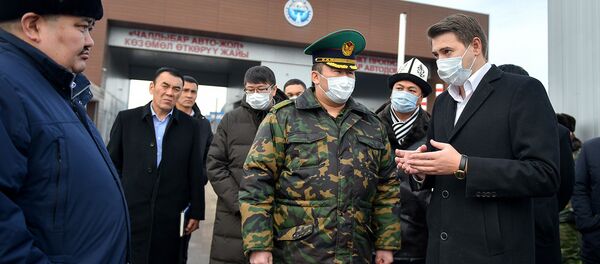 Исполняющий обязанности премьер-министра, первый вице-премьер-министр КР Артем Новиков посети контрольно-пропускной пункт Чалдовар - Sputnik Кыргызстан