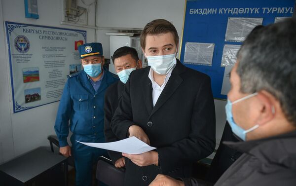 Новиков пообещал, что в отношении сотрудников, которые не выполняют поставленные задачи, будут приняты меры - Sputnik Кыргызстан
