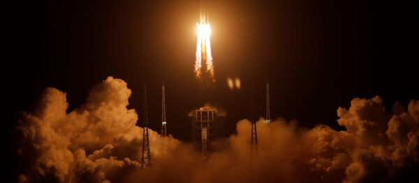 Ракета Long March-5 Y5 с лунным зондом Chang'e-5 взлетает с космодрома Вэньчан, Китай - Sputnik Кыргызстан
