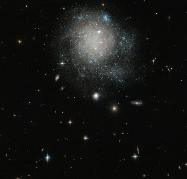 Спиральная галактика UGC 12588 в созвездии Андромеды - Sputnik Кыргызстан
