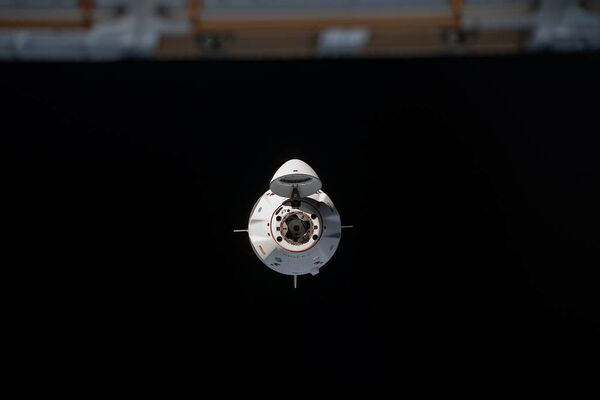 Космический корабль Crew Dragon перед стыковкой с Международной космической станцией - Sputnik Кыргызстан