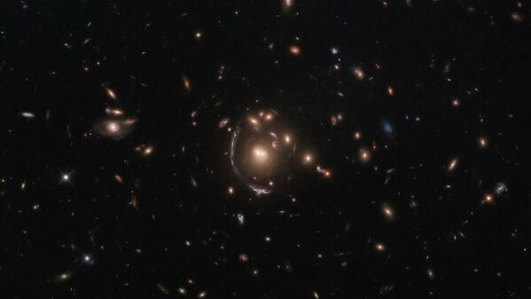 Снимок галактики LRG-3-817 в форме дуги телескопом Hubble  - Sputnik Кыргызстан