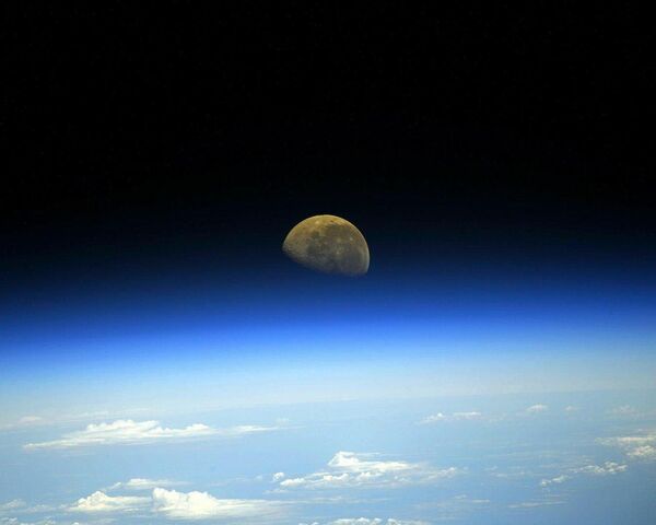 Снимок Луны с борта МКС - Sputnik Кыргызстан