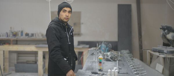 Владелец мебельного цеха Аман Джеенбеков в своей мастерской - Sputnik Кыргызстан