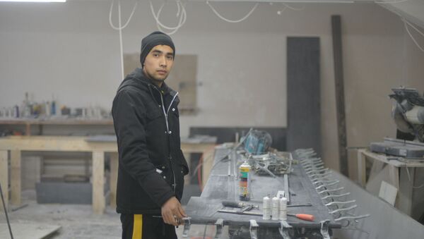 Владелец мебельного цеха Аман Джеенбеков в своей мастерской - Sputnik Кыргызстан
