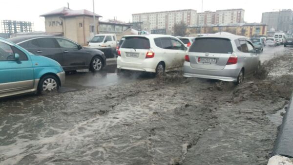В городе Оше затопило мост Достук по улице Алишера Навои - Sputnik Кыргызстан
