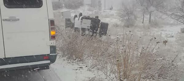 Бишкектин четиндеги Чоң-Арык айылында эл ташыган маршрутка оодарылып кетти - Sputnik Кыргызстан