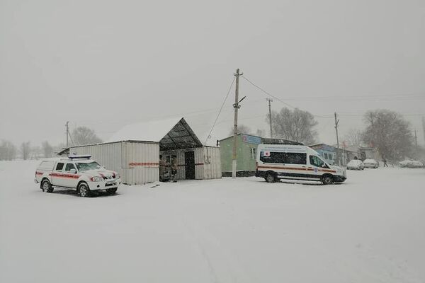 Между тем пресс-служба ГУОБДД призвала водителей быть бдительными, особенно на перевалах, а также соблюдать дистанцию в 500 метров.  - Sputnik Кыргызстан
