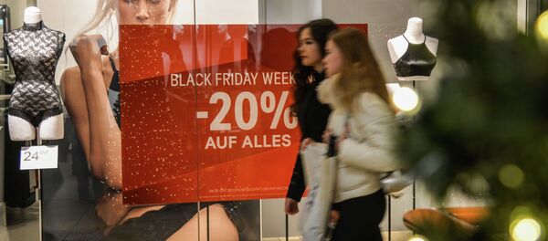 Покупатели в одном из торговых центов во время акции Черная пятница. Архивное фото - Sputnik Кыргызстан