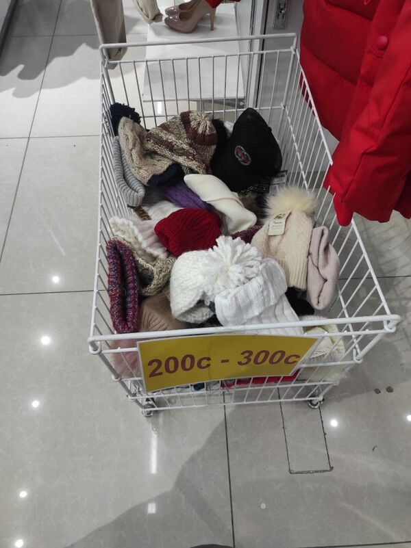 Сапоги за 300 сомов — как магазины Бишкека снизили цены в Черную пятницу - Sputnik Кыргызстан