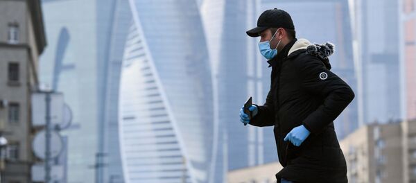 Көчөдө бараткан маскачан адам. Архив - Sputnik Кыргызстан