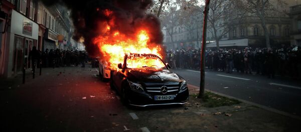 Автомобиль горит во время демонстрации против законопроекта О глобальной безопасности в Париже, Франция. 28 ноября 2020 года - Sputnik Кыргызстан