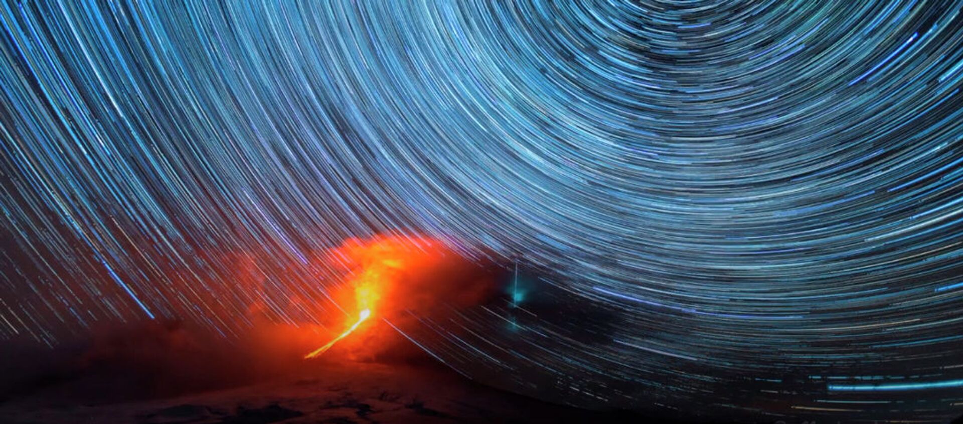 Вспышки метеора над извергающимся вулканом — красивое таймлапс-видео - Sputnik Кыргызстан, 1920, 29.11.2020