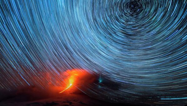 Вспышки метеора над извергающимся вулканом — красивое таймлапс-видео - Sputnik Кыргызстан