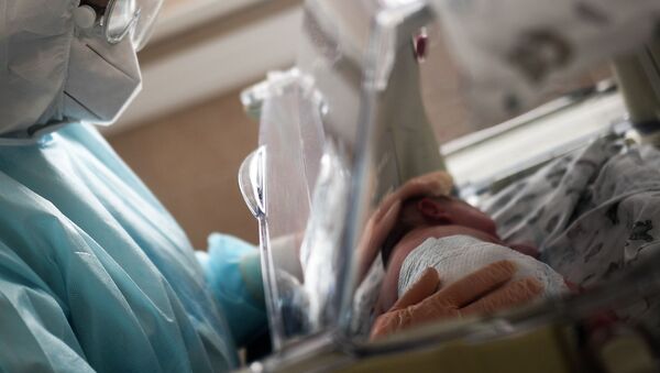 Врач осматривает ребенка в родильном отделении больницы. Архивное фото - Sputnik Кыргызстан