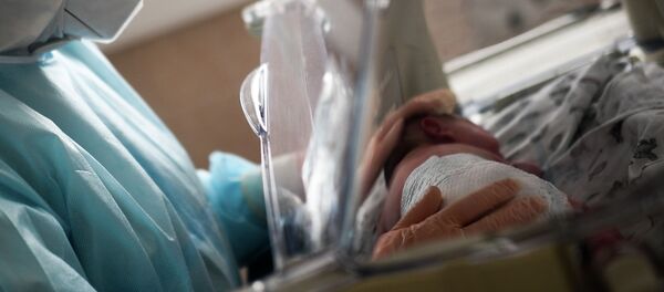 Врач осматривает ребенка в родильном отделении больницы. Архивное фото - Sputnik Кыргызстан