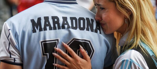 Люди собираются оплакивать смерть легенды футбола Диего Марадона в Буэнос-Айресе - Sputnik Кыргызстан