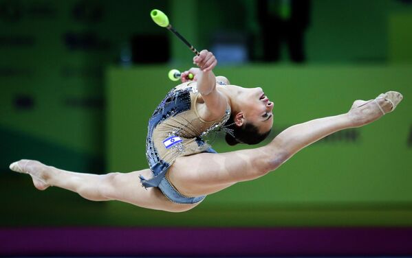 Израилдик гимнаст Лина Ашрам көркөм гимнастика боюнча Европа чемпионатында жеңишке жетип алтын медаль тагынды. Биринчилик Украинанын борбору Киевде өттү - Sputnik Кыргызстан
