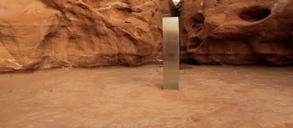 Металлический монолит в пустыне Ред-Рок - Sputnik Кыргызстан