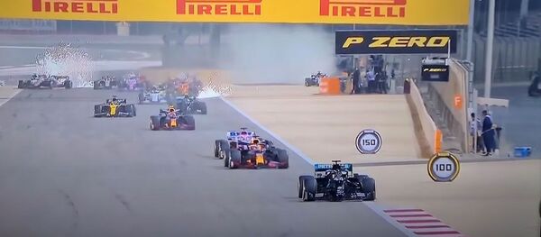 Гонщик чудом выбрался из полыхающего авто — видео жуткой аварии - Sputnik Кыргызстан