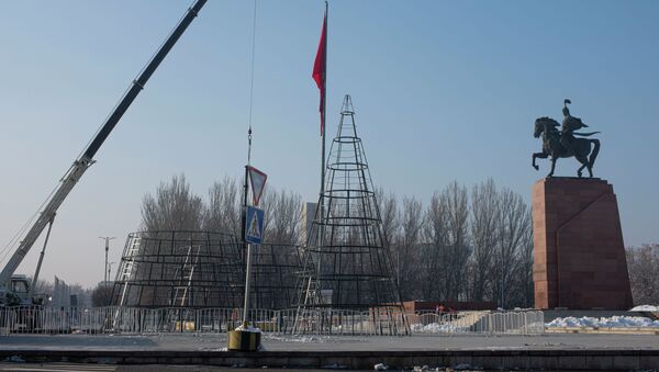 Сотрудники мэрии устанавливают новогоднюю елку на площади Ала-Тоо в Бишкеке - Sputnik Кыргызстан