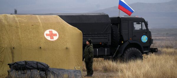 Степанакерттеги Россиянын тынчтык орнотуучулары Степанакерттеги Россиянын тынчтык орнотуучулары - Sputnik Кыргызстан