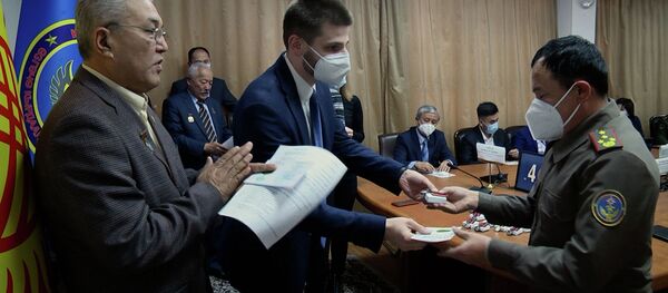 Спасателей, медиков и милиционеров КР наградили за борьбу с COVID - Sputnik Кыргызстан