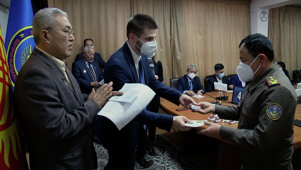 Спасателей, медиков и милиционеров КР наградили за борьбу с COVID - Sputnik Кыргызстан